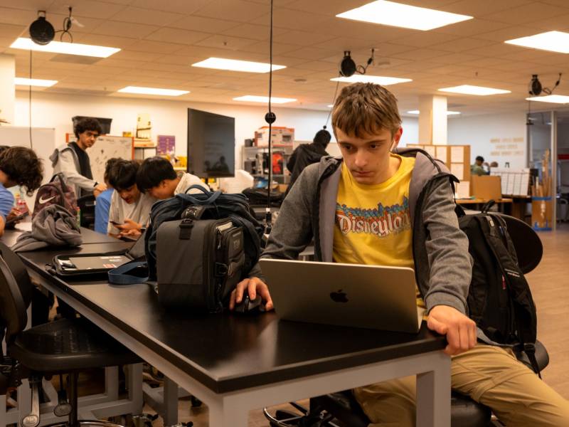 Alumnos en Khan Lab School, un plantel en California, usan un bot de tutoría desarrollado por Khan Academy.