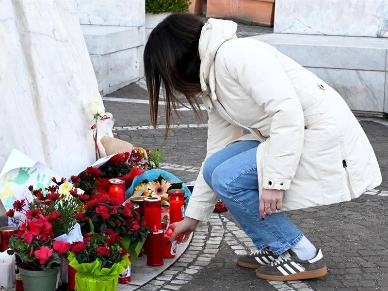 Dibujos, velas y mensajes para la recuperación del Papa Francisco se encuentran en la estatua de Juan Pablo II, afuera del Hospital Gemelli.