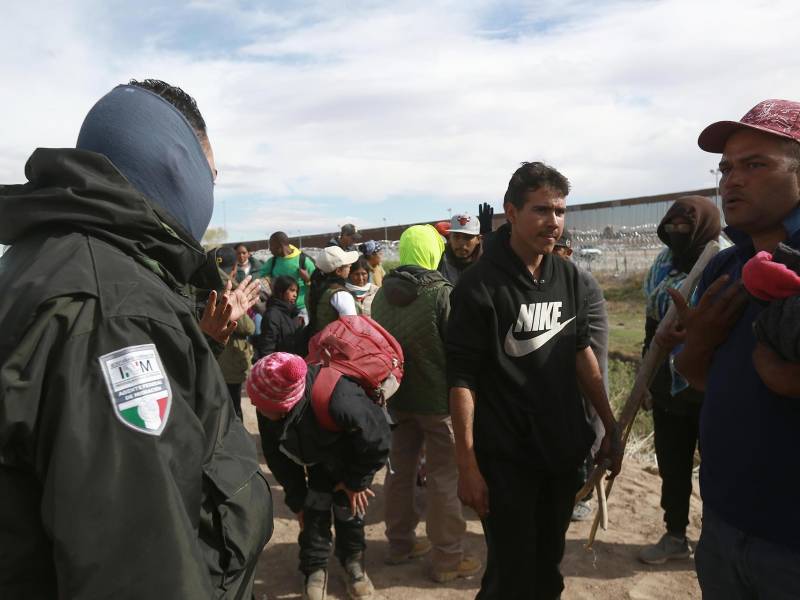 Los agentes migratorios buscan impedir que los migrantes acampen a las orillas del río Bravo.