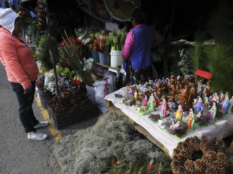 Una mujer vende adornos navideños en un mercado el 22 de diciembre de 2023 en Tegucigalpa (Honduras).