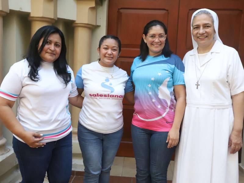 Jennifer García, Estela Rodríguez, Elvis Argü ello y Sor María Evelyn Arango (directora del Instituto María Auxiliadora)