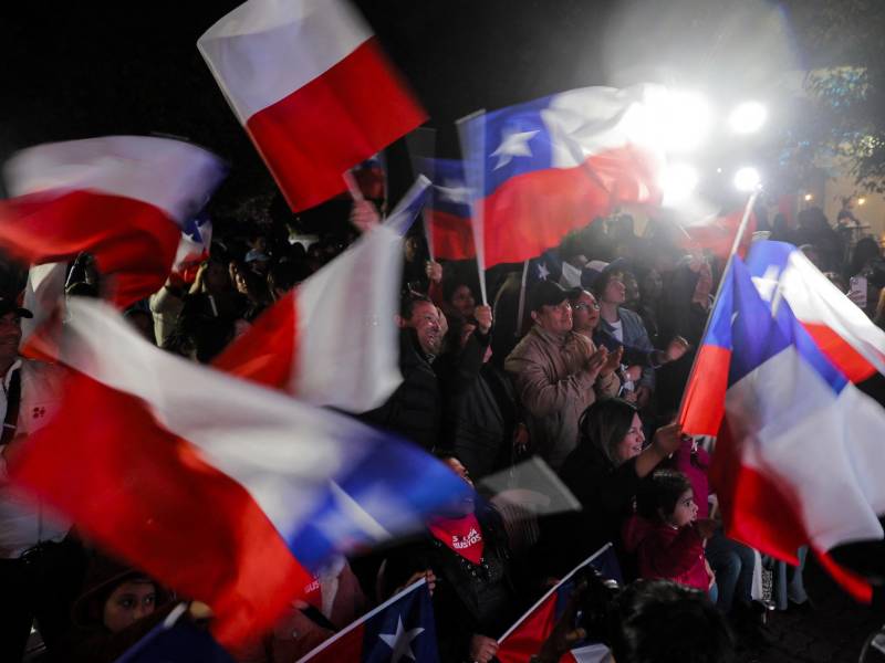 Chilenos celebran la victoria de la ultraderecha en los comicios celebrados el domingo.