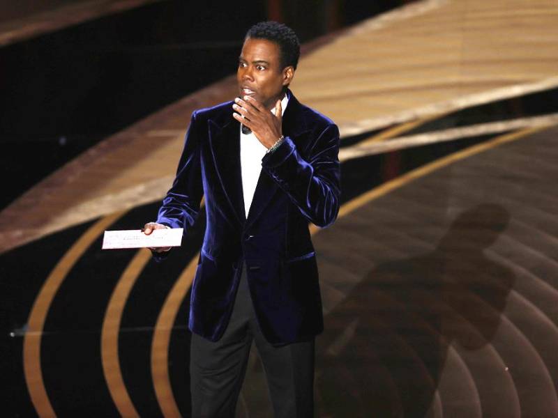 Chris Rock en la ceremonia de los premios de La Academia, luego de recibir la bofetada por parte de Will Smith.