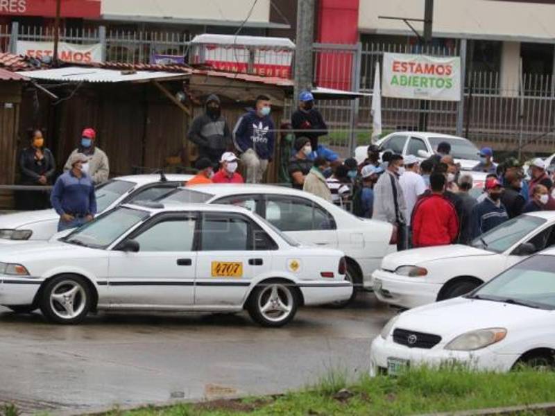 Taxistas amenazaban con paralizar sus unidades a nivel nacional este lunes.