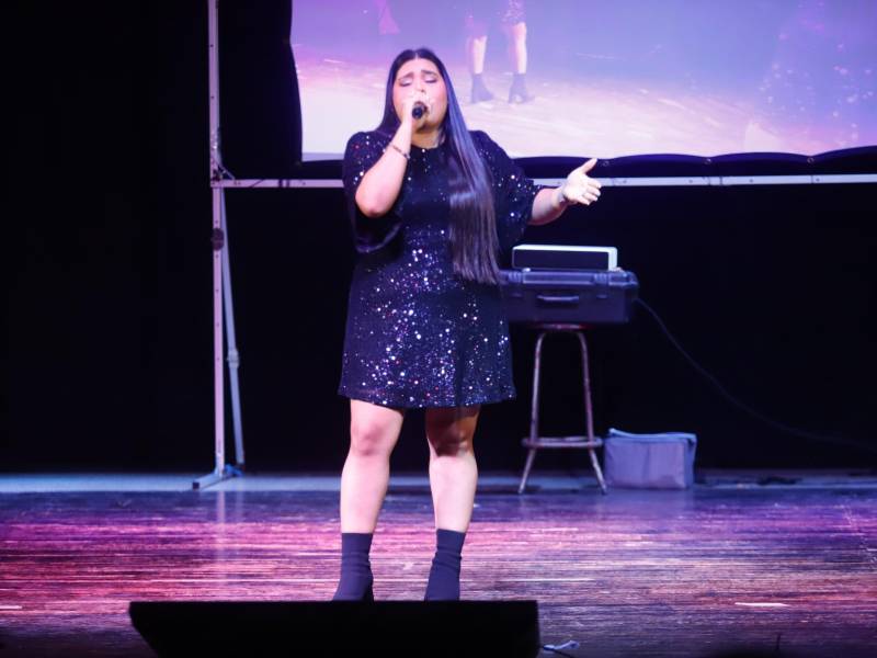La artista limeña, Karli Ortega, puso su inconfundible sazón bachatero al interpretar Al menos.
