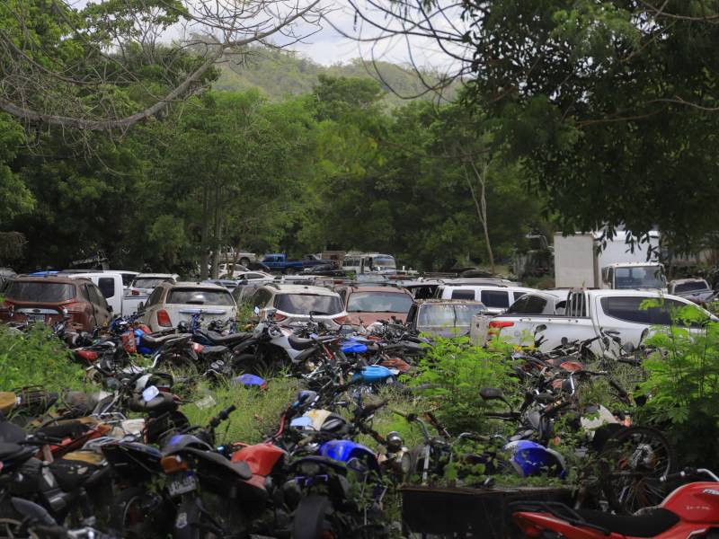 Más de 3,300 vehículos decomisados por la Dirección Nacional de Vialidad y Transporte (DNVT) se encuentran en el parqueo de Ticamaya.