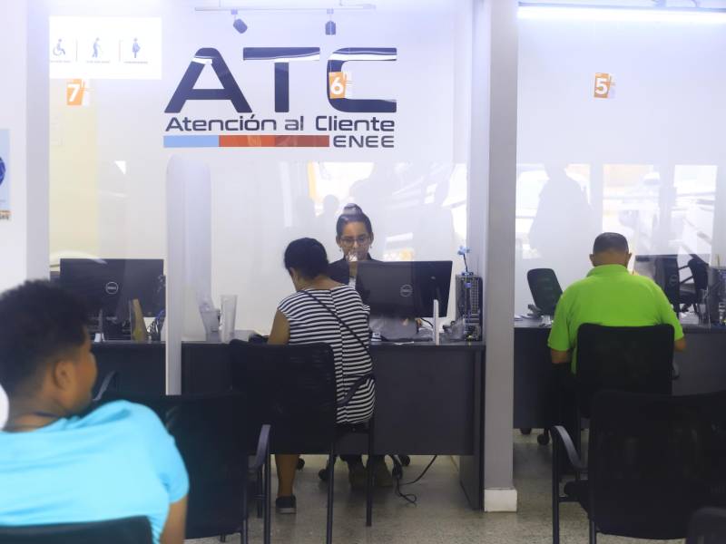 Abonados en la oficina de atención al cliente de la Enee ubicada en barrio Guamilito.