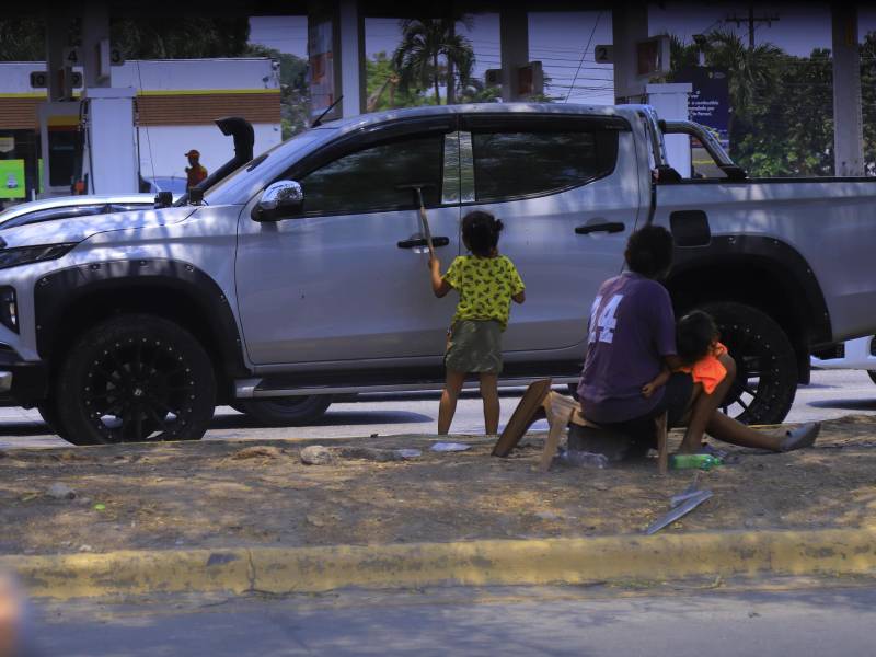 A largo y ancho de San Pedro Sula, pero sobre todo en los bulevares y calles principales, se observan a decenas de niños y niñas pidiendo dinero, algunos aparentemente solos y otros siendo vigilados por un adulto que está sentado con otros niños o que también está pidiendo entre los carros.