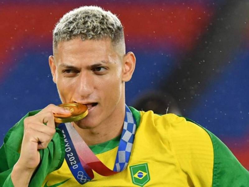 Richarlison y su emoción con la medalla de oro lograda por Brasil en el fútbol femenino en Tokio 2020. Foto AFP.