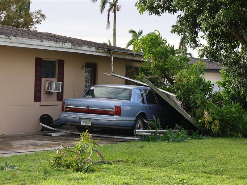 Fotografía de un vehículo afectado por el paso del huracan Milton, este jueves en la ciudad de Fort Myers, en Florida (Estados Unidos).
