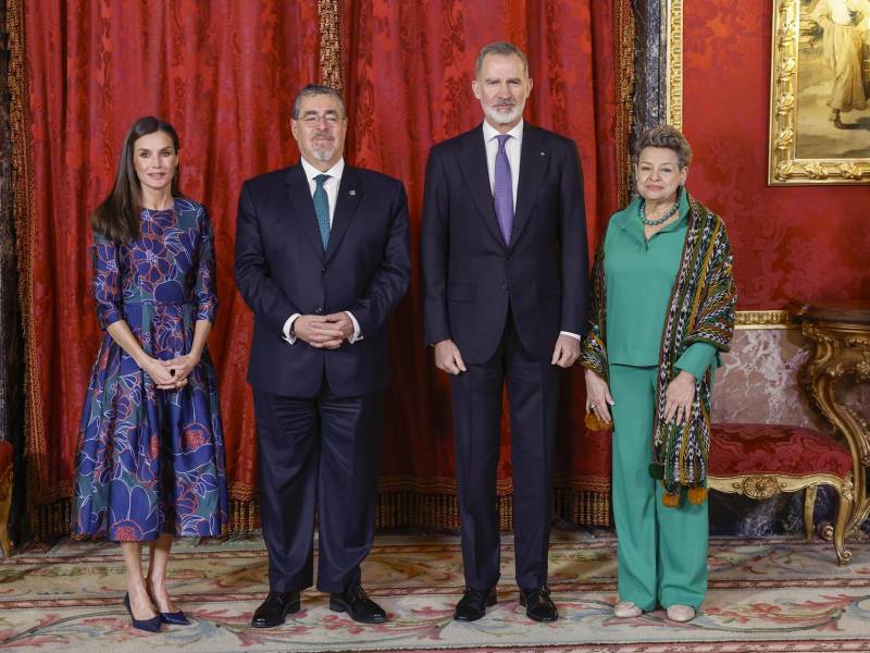 El rey Felipe y la reina Letizia posan antes de ofrecer un almuerzo en honor del presidente de Guatemala, Bernardo Arévalo de León y de la primera dama, Lucrecia Peinado.