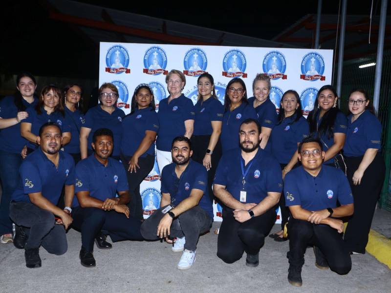 Docentes y directivos de la institución Holy Family Bilingual School (HFBS) fueron parte de una gala artística, en la cual familiares de los alumnos disfrutaron en sus instalaciones. Coreografías, cantos en coro y palabras de una exestudiante que se graduó hace más de dos décadas hicieron de la cálida noche un viaje por el tiempo.