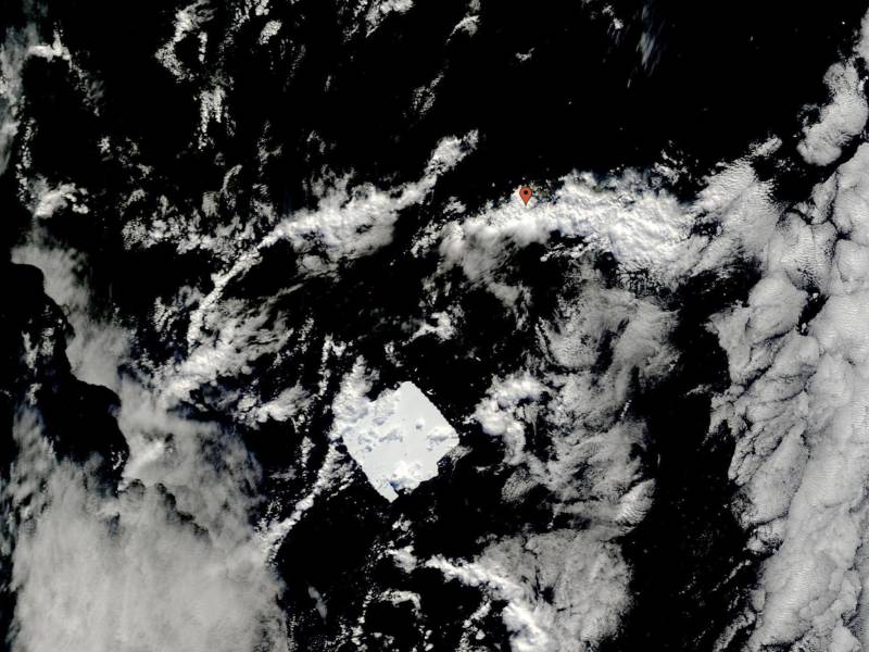 El iceberg más grande del mundo (centro), conocido como A23a, encalló frente al extremo sur de Sudamérica.