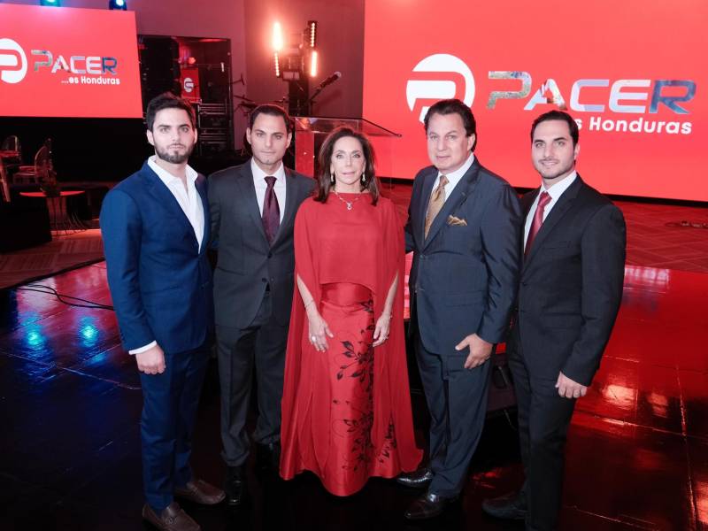 Alejandro, Juan Carlos, Sandra, Mario y Mario Alberto Canahuati, directivos de Industrias Pacer.