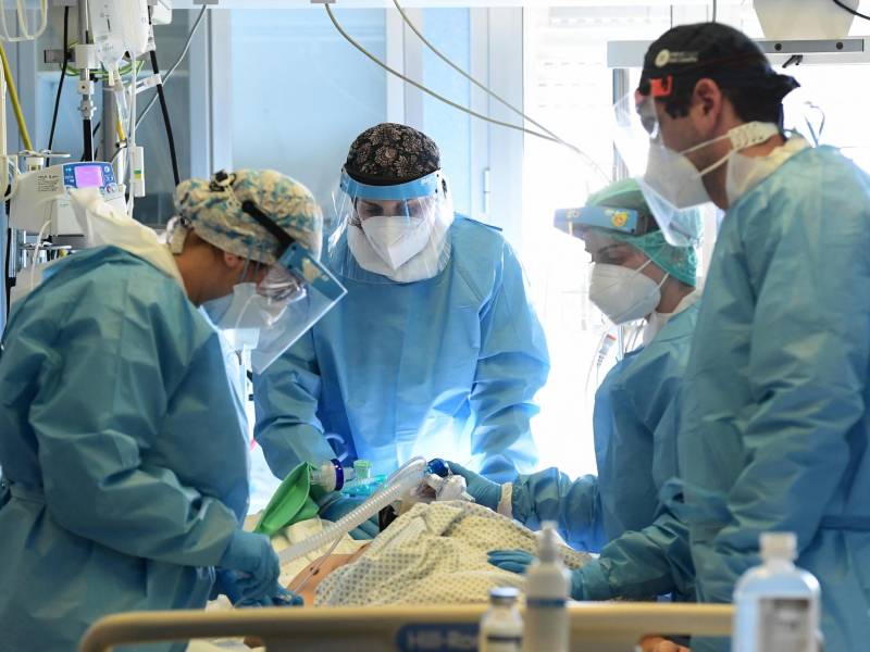 Las hospitalizaciones siguen en aumento en varios países del mundo pese a que la variante ómicron se ha convertido en dominante.