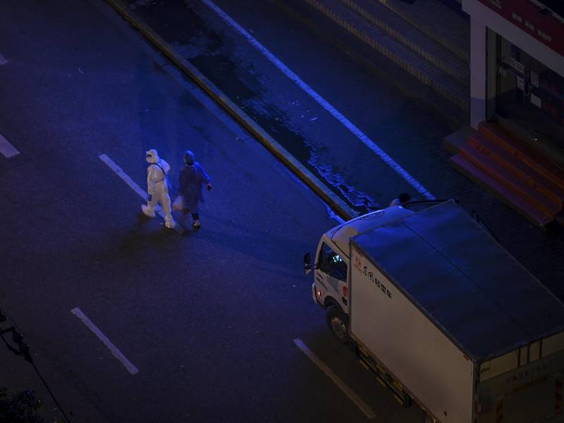 La Comisión Nacional de Salud de China alertó a la población mantenerse lejos de aves muertas o enfermas y buscar tratamiento inmediato en casos de fiebre o síntomas respiratorios.