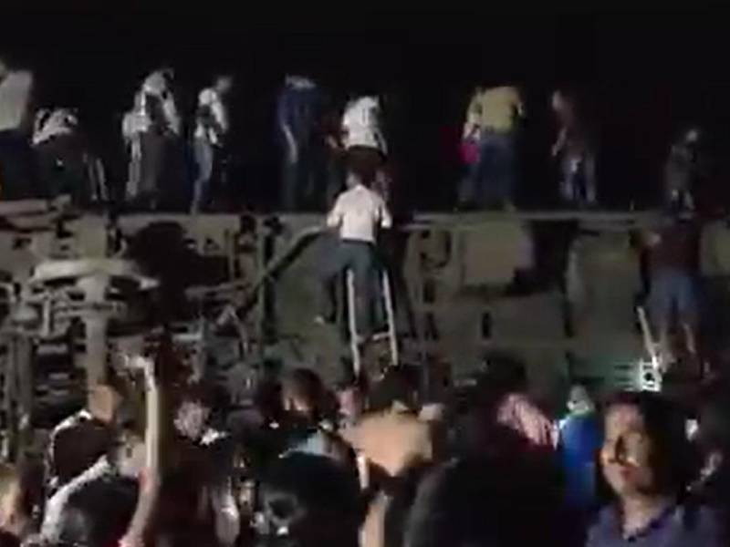 Pobladores buscan a sobrevivientes.