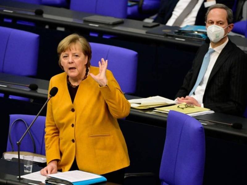 Merkel pidió 'perdón' por haber intentado endurecer las restricciones contra el covid-19 en Alemania en la semana de Pascuas, con el cierre de comercios y oficios religiosos./AFP.