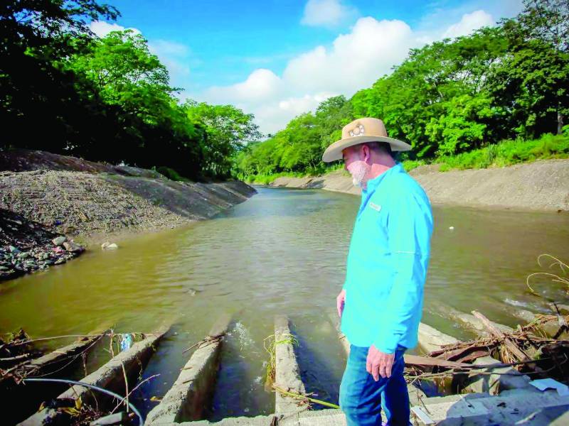 <b>El alcalde Roberto Contreras realiza visitas diarias a los proyectos en ejecución.</b>