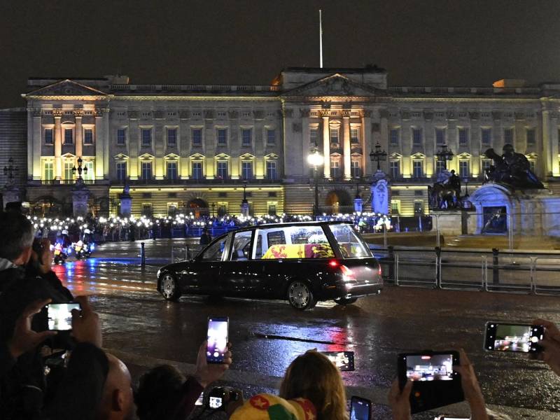 Miles de personas se apostaron en Londres para ver la carroza con el ataúd de la reina Isabel II.