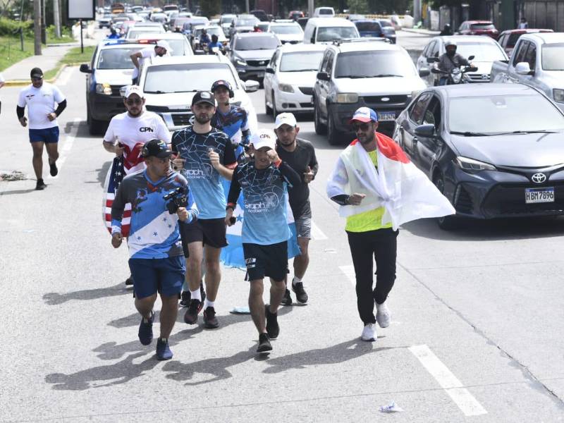 El youtuber japonés Shin Fujiyama continuó en la mañana de este lunes su recorrido de Choloma, Cortés, hasta Chalemecón, donde está la escuela José Simón Azcona.