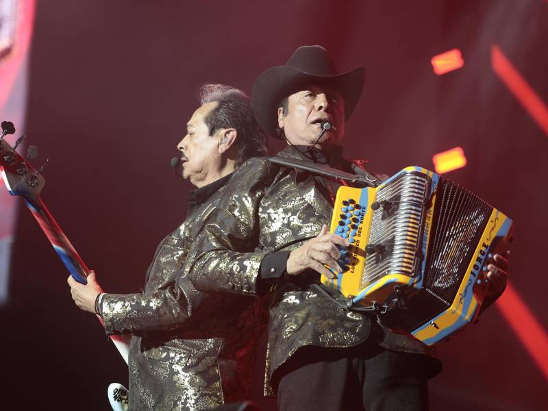 Juan Hernández (d) y Hernán Hernández, integrantes del grupo mexicano Los Tigres del Norte. Imagen de archivo. EFE/ José Méndez