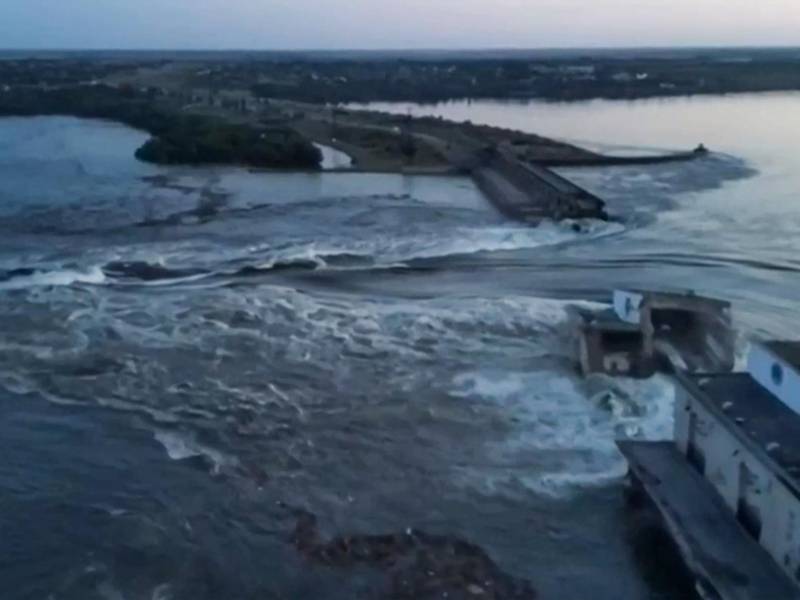 La ruptura este martes de una importante presa a orillas del río Dniéper, línea divisoria entre los ejércitos ruso y ucraniano en el frente sur de la guerra y de cuyo colapso se acusan los dos países mutuamente, provocó evacuaciones de más de dos mil residentes de ambos lados y daños ecológicos aún por cuantificar. El ataque también dificultará una posible contraofensiva ucraniana en la zona.