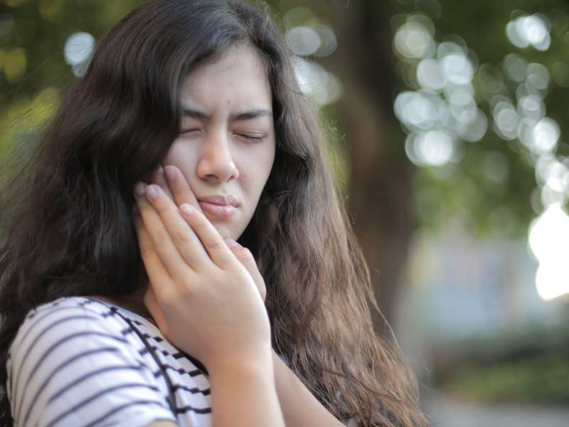 Las personas que sufren trastornos alimentarios, como anorexia, bulimia y trastorno por atracón, suelen padecer un impacto colateral en su salud bucodental. Estas afecciones provocan una serie de cambios en la dieta que pueden dañar los órganos dentales, las encías y la boca, señala el doctor Carlos de la Llata.