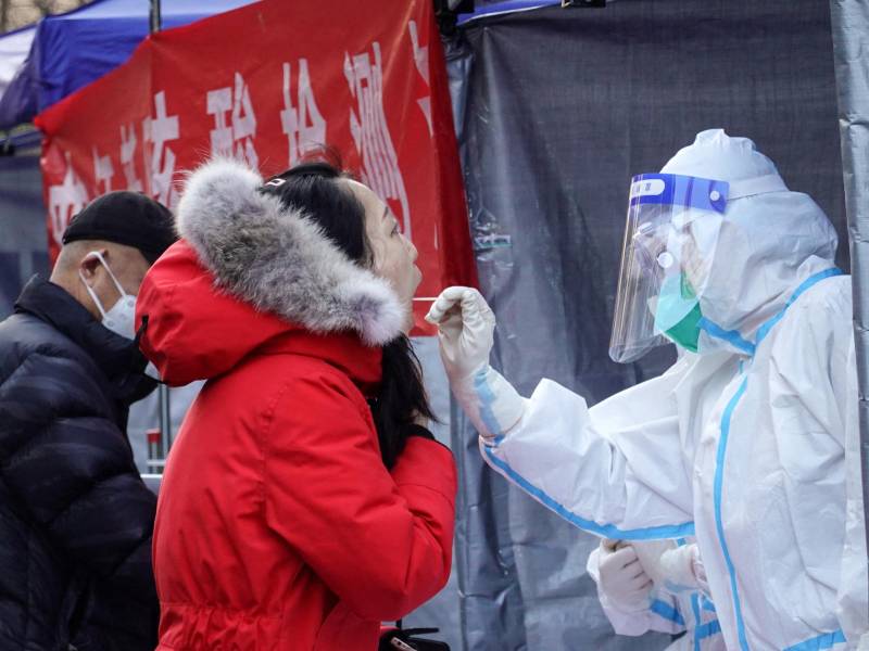 Según la OMS, el periodo de incubación del COVID (desde el contagio al desarrollo de los primeros síntomas) suele rondar entre cinco y siete días.