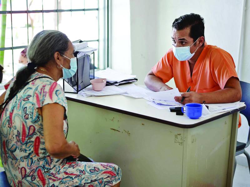 Médico albañil sueña con una especialización en cirugía y seguir sirviendo