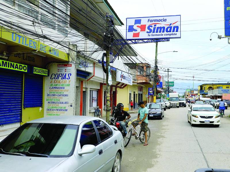 Desde ayer el comercio se reanudó en el centro de La Lima, mientras en el bulevar había decenas de evacuados así como en albergues.