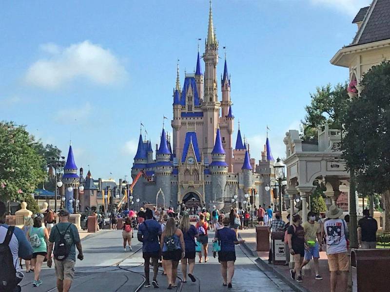 Disney prohíbe el ingreso de cualquier tipo de armas a sus parques.