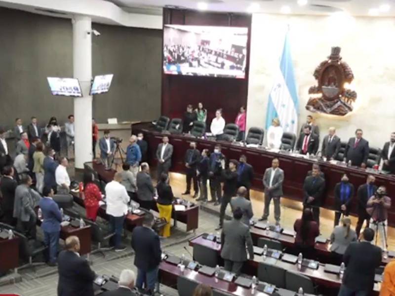 Los diputados nacionalistas se pararon frente a la junta directiva del Congreso Nacional.