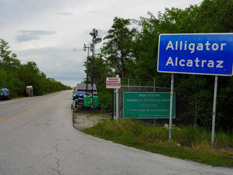 Fotografía de archivo donde se muestra la entrada al centro de detención 'Alligator Alcatraz' en la Reserva Nacional Big Cypress, en Florida (Estados Unidos).