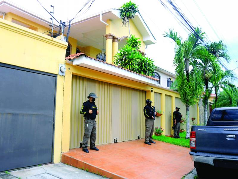 En SPS fueron aseguradas vivendas así como empresas de los capturados; entretanto, en Santa Rosa de Copán hicieron inspecciones en negocios.