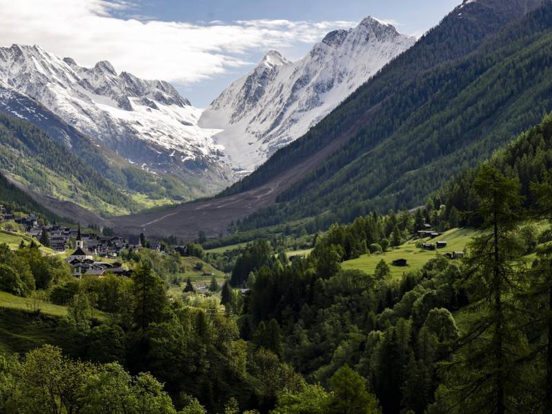 Una vista aérea muestra la destrucción del pueblo de Blatten tras una avalancha masiva provocada por el colapso del glaciar Birch, Suiza, el jueves.