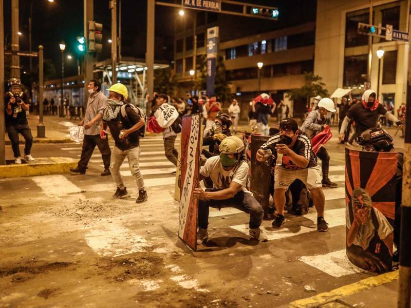 Las manifestaciones de protesta que estallaron este domingo contra la presidenta Dina Boluarte y el Congreso peruano alcanzaron un máximo nivel de violencia este lunes al reportarse un total de siete fallecidos, más de un centenar de policías heridos y el ataque a dos canales de televisión en Lima.