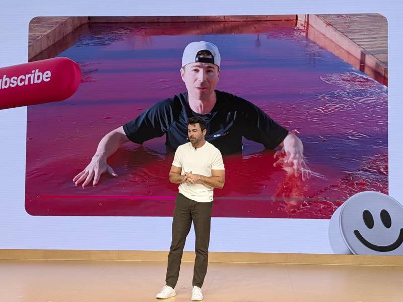 El youtuber e ingeniero estadounidense, Mark Robe, habla frente a una pantalla durante el evento 'Made on YouTube.