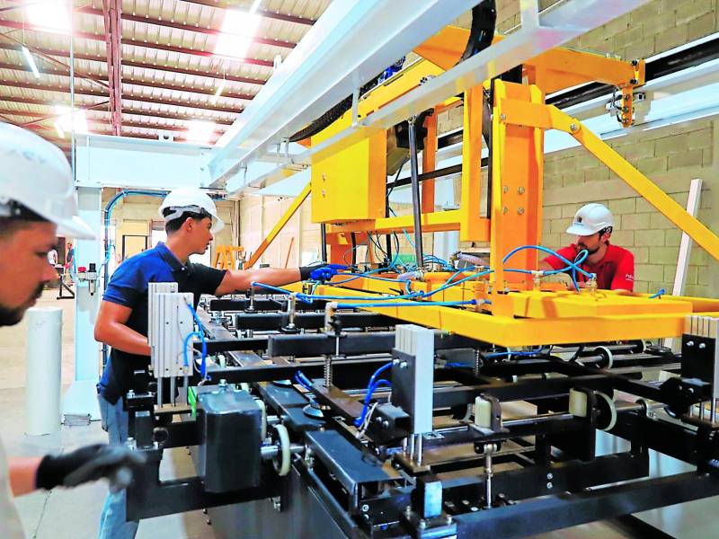 La fábrica cuenta con maquinaria moderna y lo más reciente es la instalación de un horno donde se producirán las nuevas líneas de vidrios.