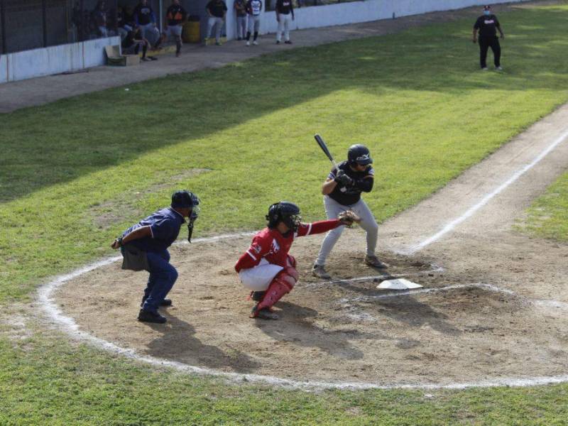 El torneo inició a las <b>10:30 am</b> con dos partidos en las diamantes asignados por la <b>Federación Hondureña de Béisbol Aficionado (FEBHA). </b>