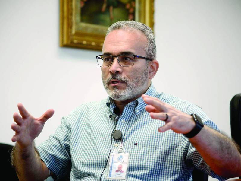 El psiquiatra Carlos Sarmiento, director del hospital San Juan de Dios, habla con periodistas de Diario LA PRENSA acerca de la depresión y salud mental en Honduras. Foto: Héctor Edú.