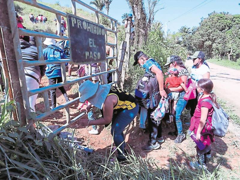 Periplo. Decenas de familias hondureñas optaron por cruzar por puntos ciegos par pasar a Guatemala.