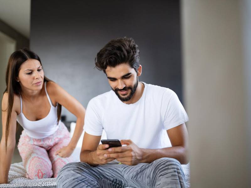 “Siento que algo me está ocultando, porque siempre a las 7 u 8 de la noche empieza a hablar por teléfono”.