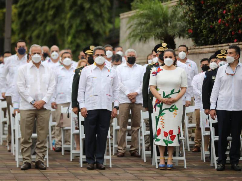 El presidente Hernández dio inicio a las celebraciones del bicentenario, acompañado de su esposa Ana García de Hernández, además, de los titulares del Poder Legislativo y Judicial.