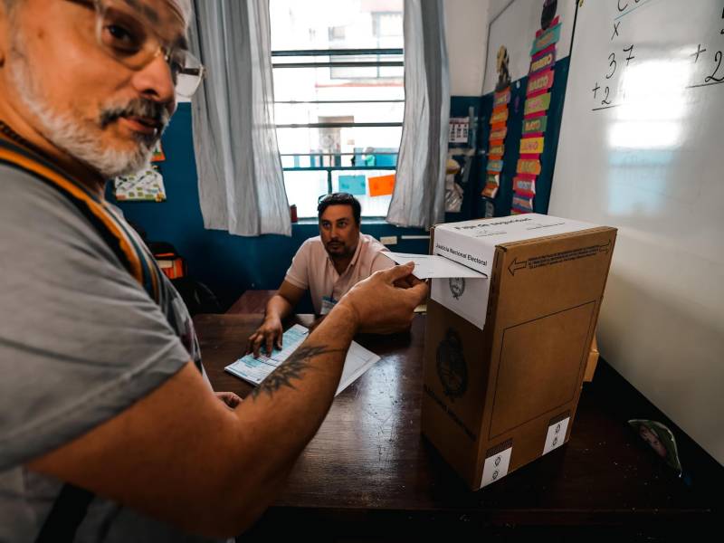 Un hombre vota en la segunda vuelta de las elecciones presidenciales hoy, en un colegio electoral, en Buenos Aires (Argentina).