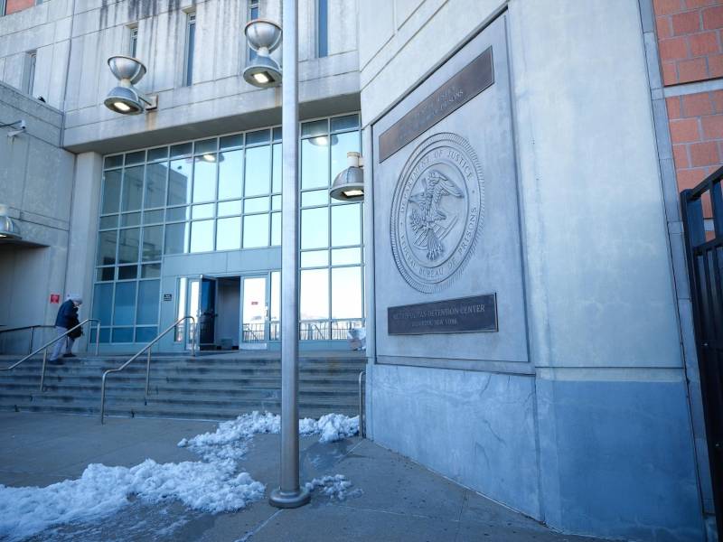 El Centro Correccional Metropolitano de Brooklyn, en Nueva York, está muy cerca de la Corte del Distrito Sur, en vehículo está a 14 minutos, en metro a 43 y caminando está a una hora con 50 minutos.