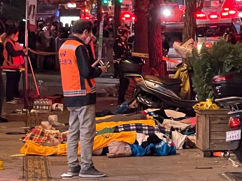 Las autoridades surcoreanas realizan la identificación de las víctimas tras recibir más de 2,000 denuncias de desapariciones tras tragedia en fiesta de Halloween.