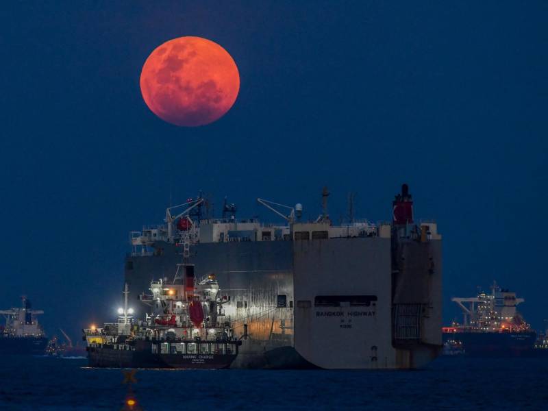 La luna llena vista desde Singapur la noche del domingo.