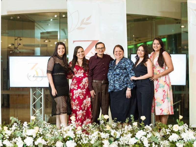 La familia Mena Sánchez durante la celebración.