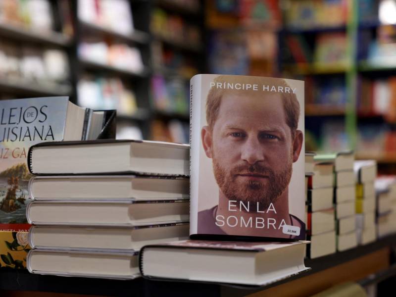 El libro del príncipe Harry ha sido duramente criticado en el Reino Unido, donde su popularidad sigue cayendo en picada.